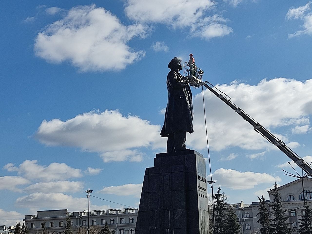 Моют памятник Ленину