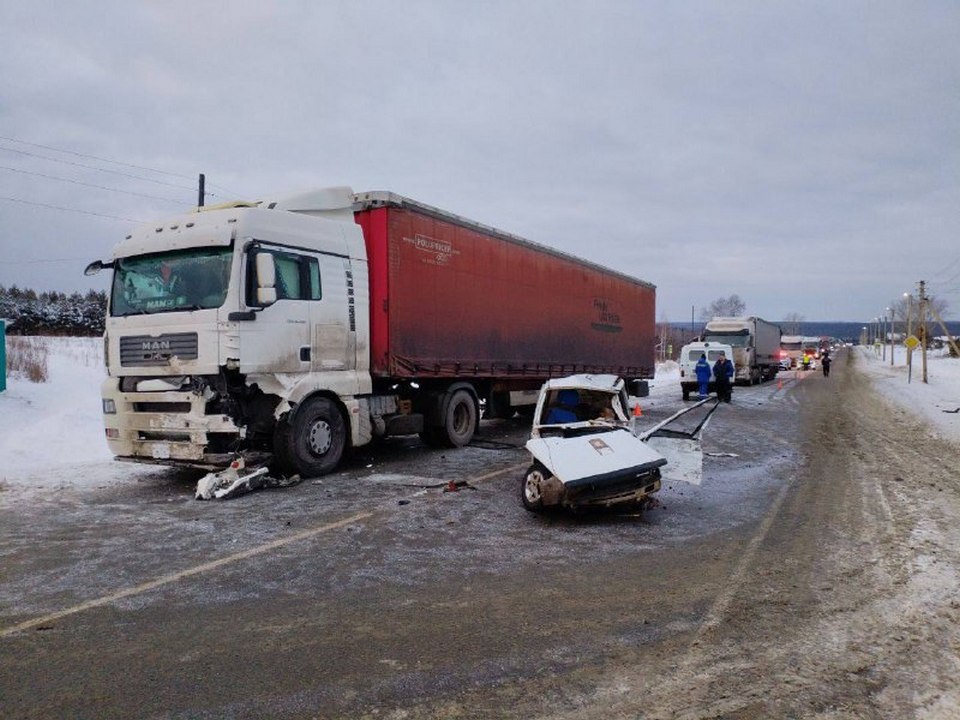 «Ока» попала под грузовик на красноярской трассе