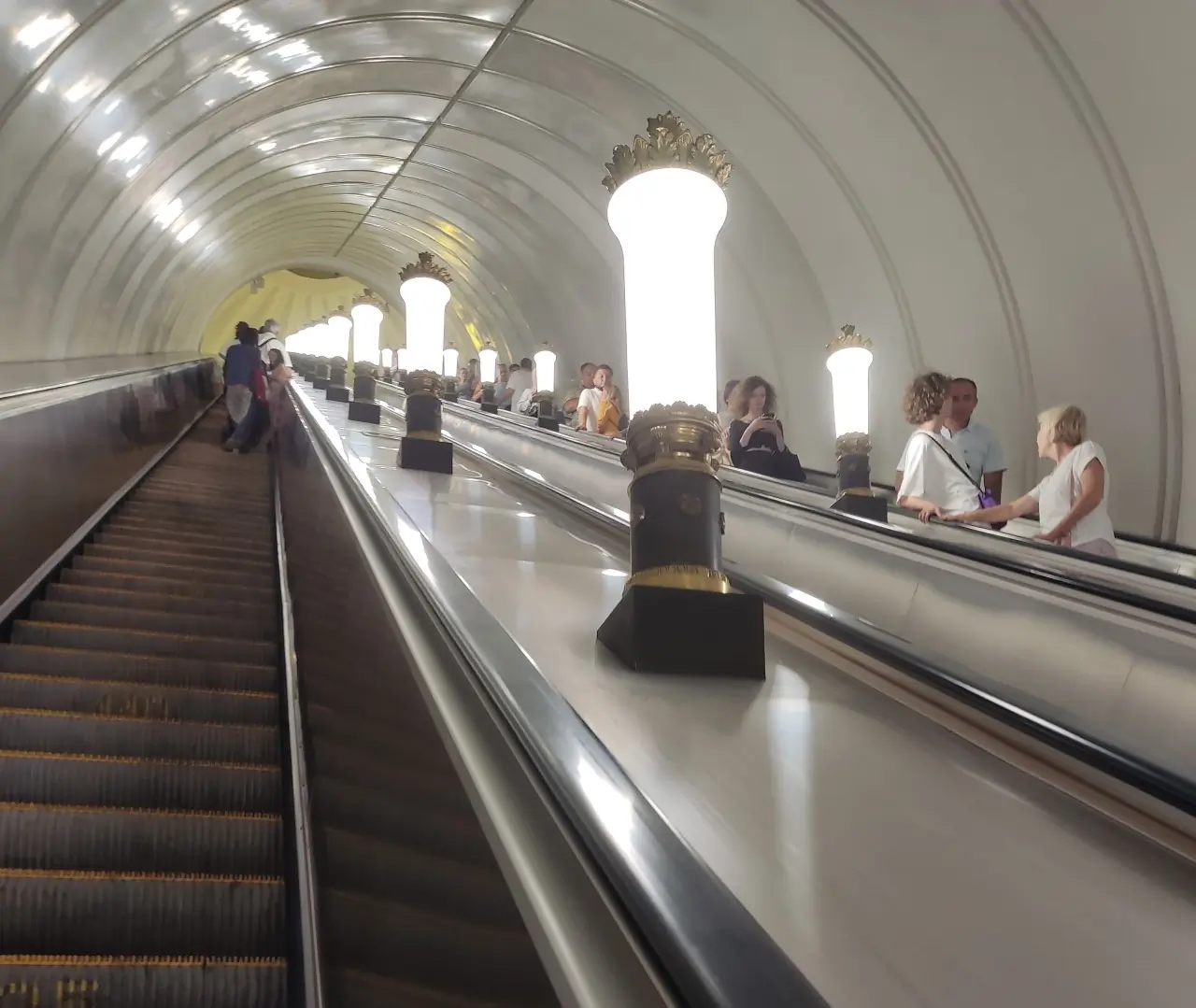Вид на эскалатор в Москве