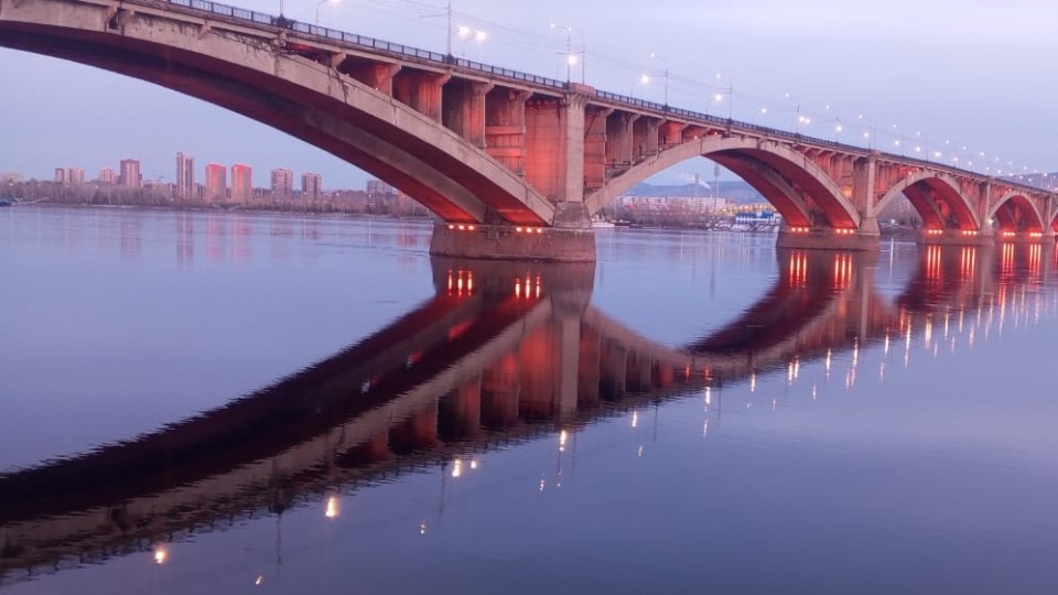 Коммунальный мост в апреле