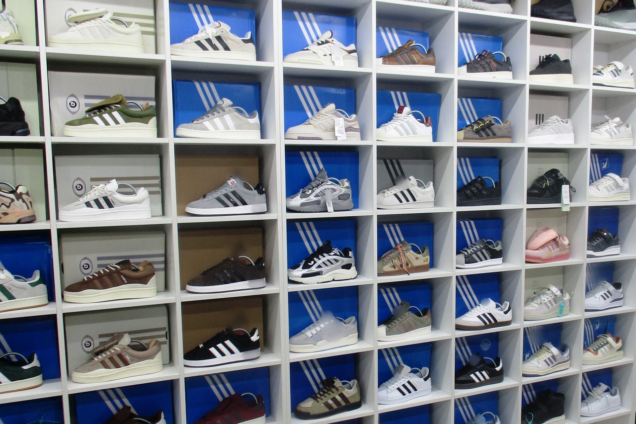 Красноярский магазин закупил поддельной обуви и одежды на 1 млн рублей