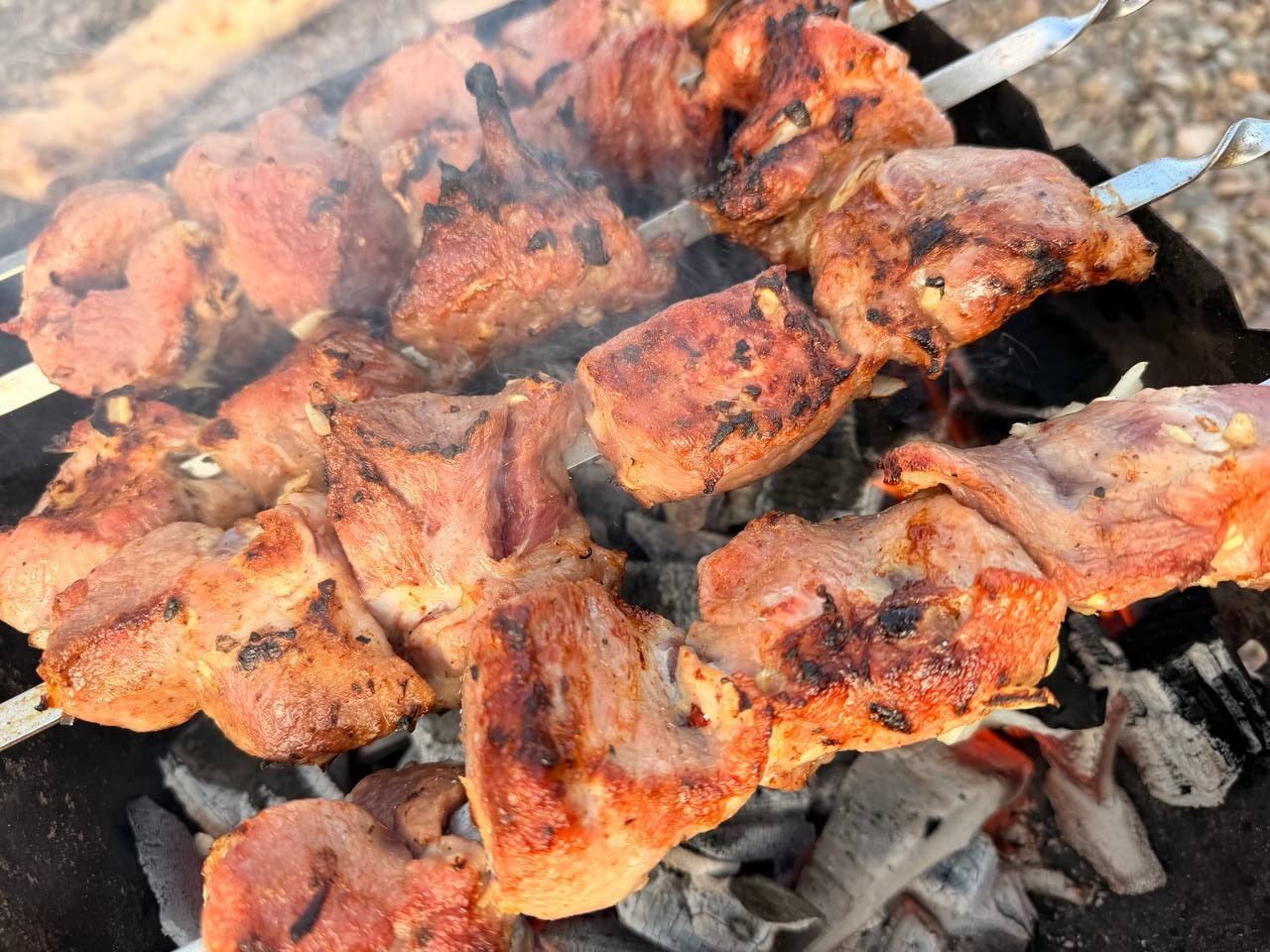 Шашлык на шампурах