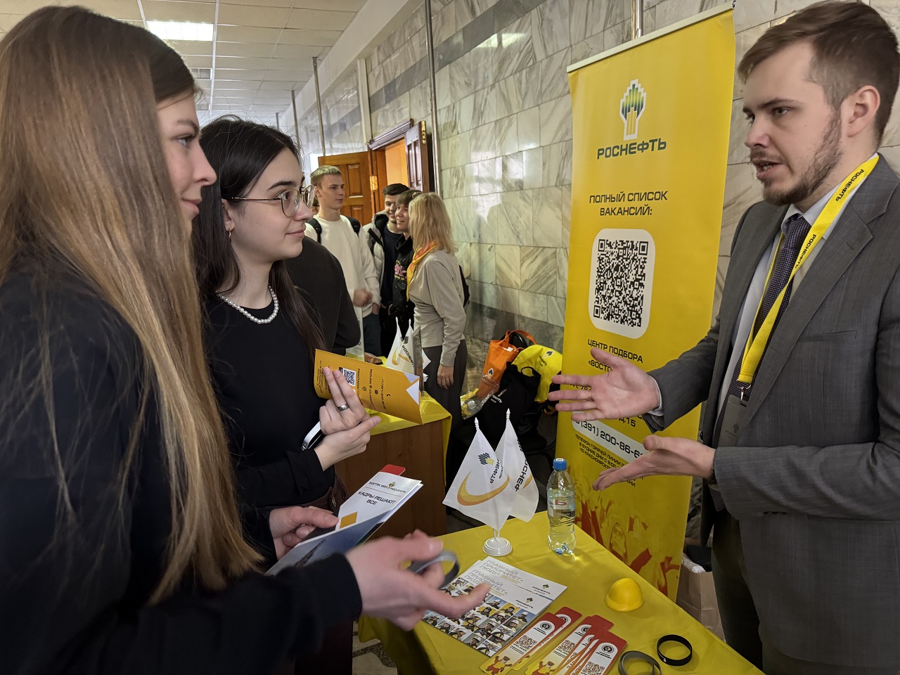 Студенты на Неделе карьеры