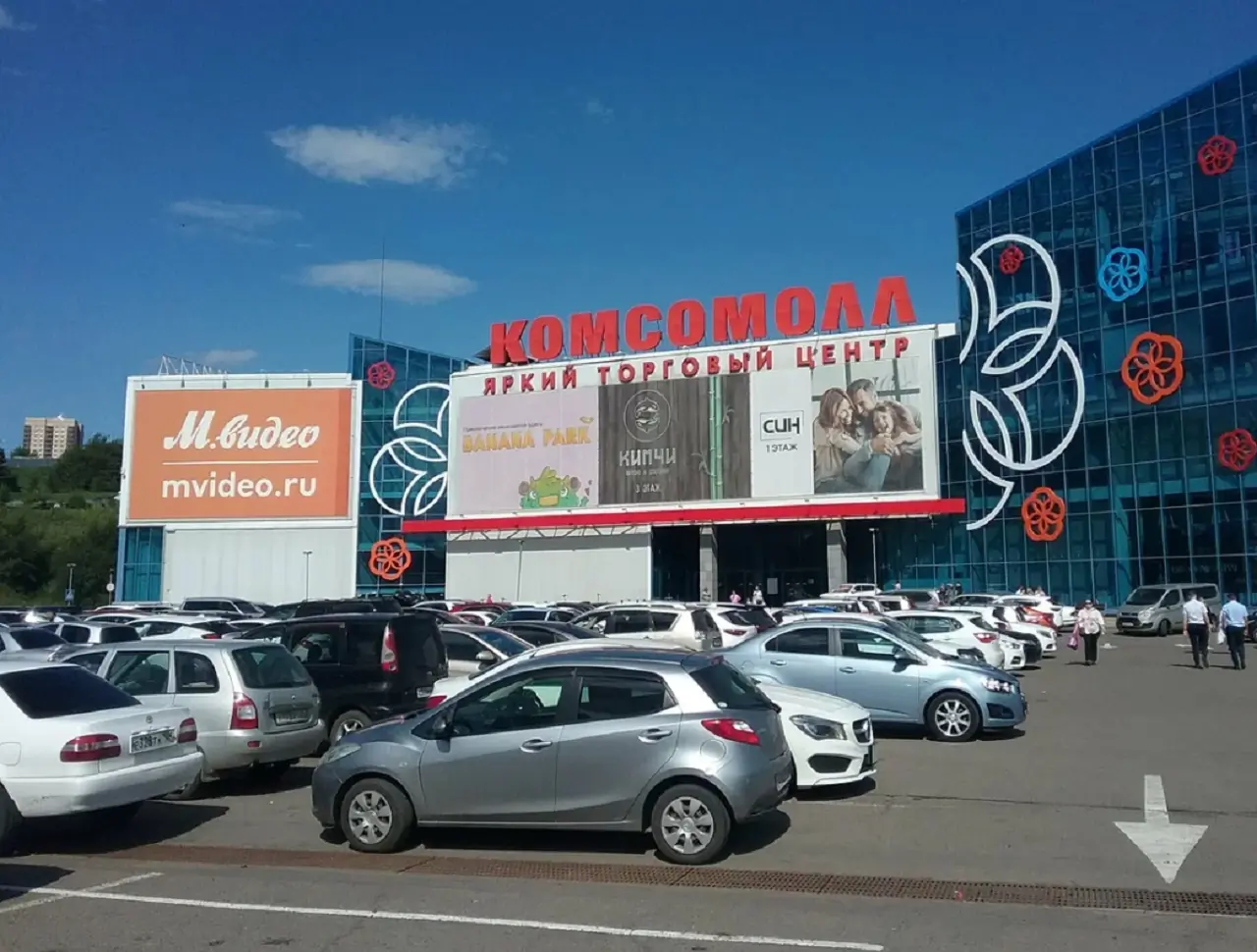 Парковка у "КомсоМОЛЛа"