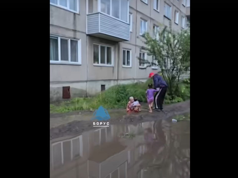 В Черемушках Красноярска мать и дети упали в траншею с водой