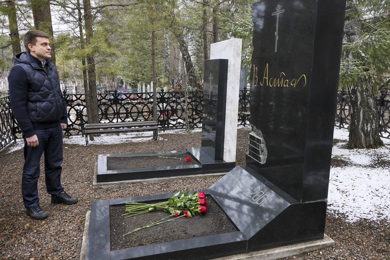 Михаил Котюков на могиле Астафьева
