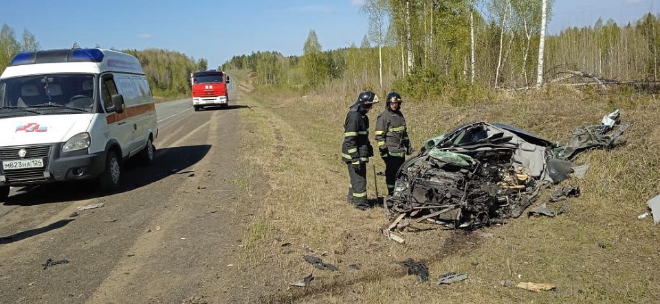 Две машины разбились вдребезги на трассе в Красноярском крае