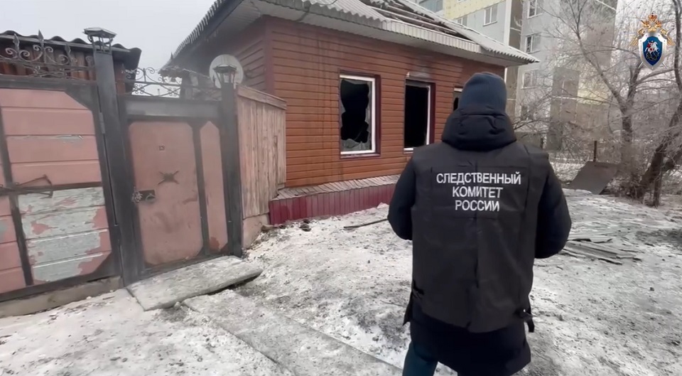 СК у сгоревшего дома