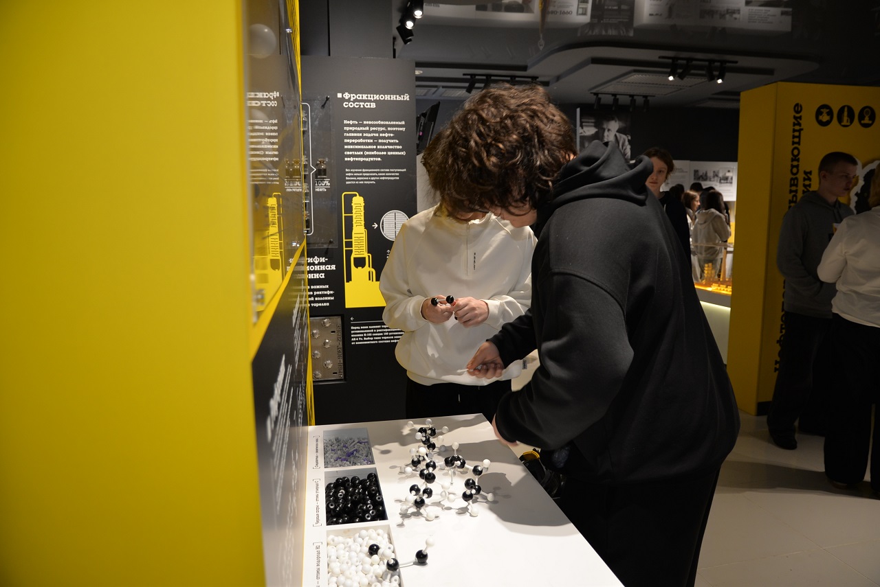 Дети в музее АНПЗ