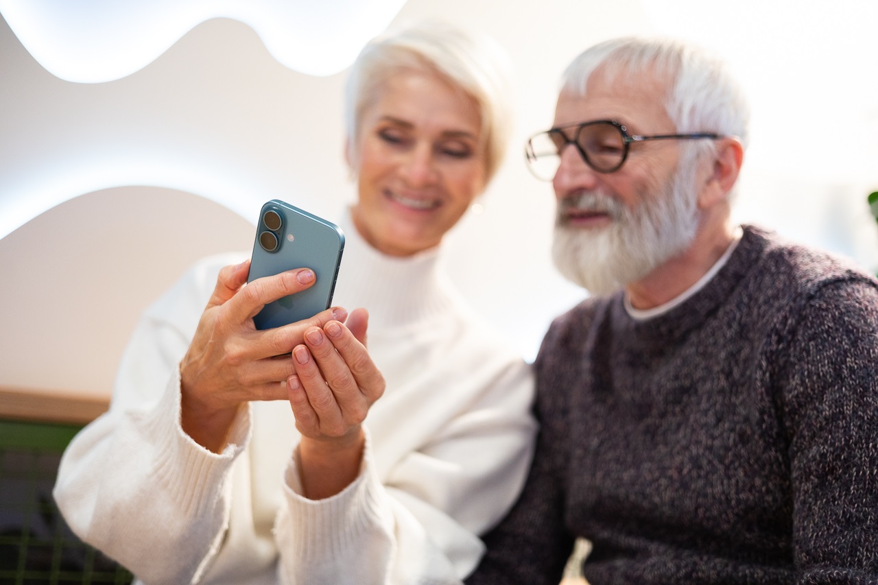 Люди со смартфоном