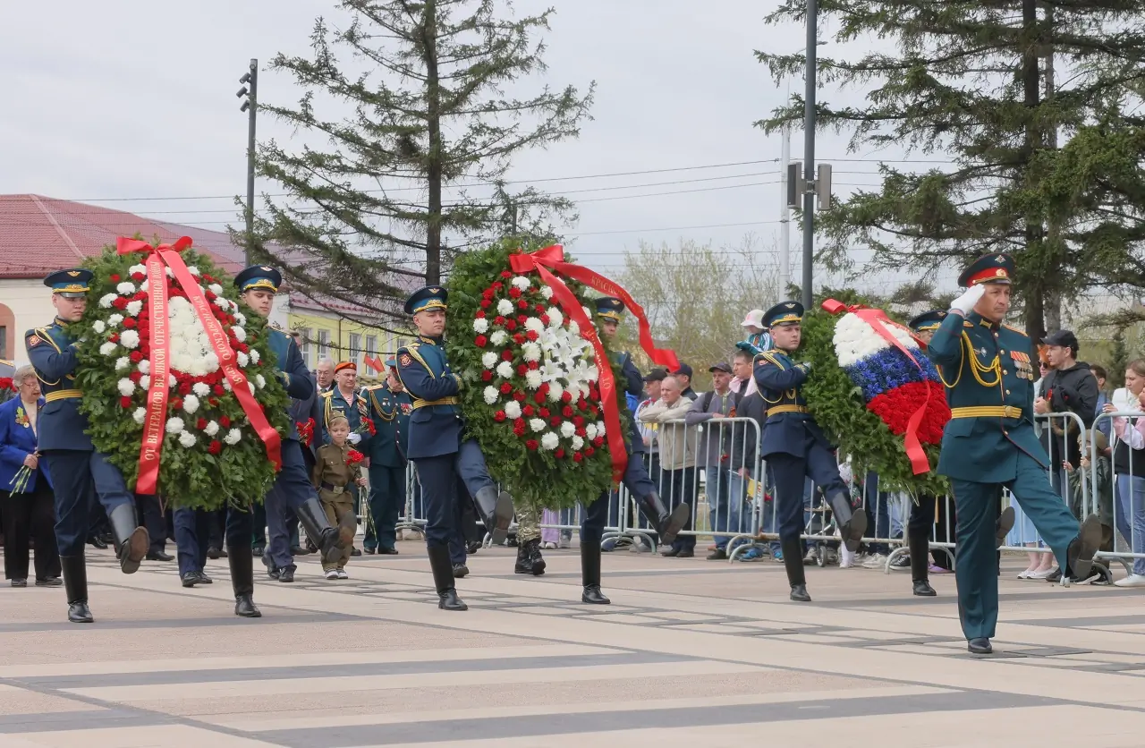 Возложение венков к Вечному огню
