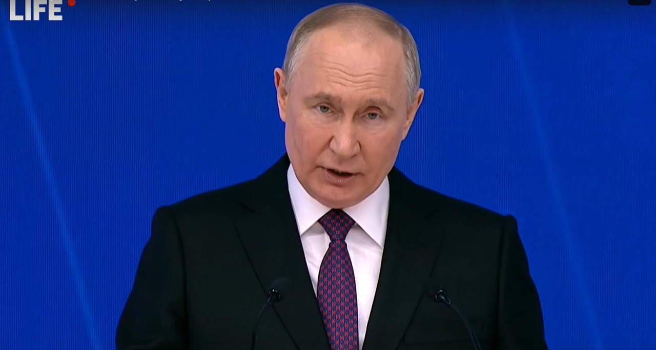 Владимир Путин выступает с посланием