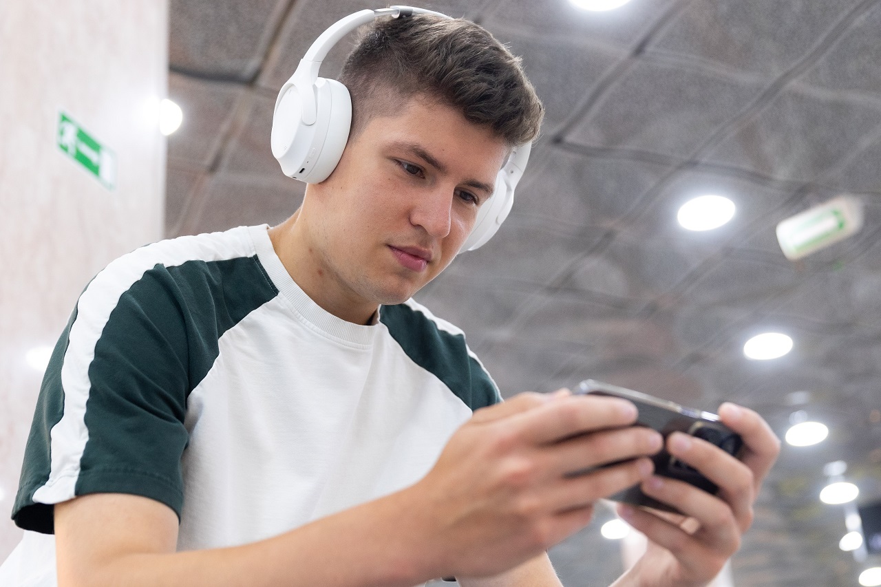 Студент с гаджетами