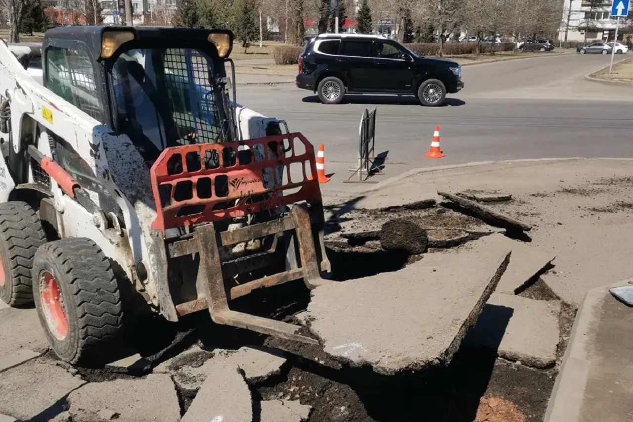 на месте убирают старый асфальт