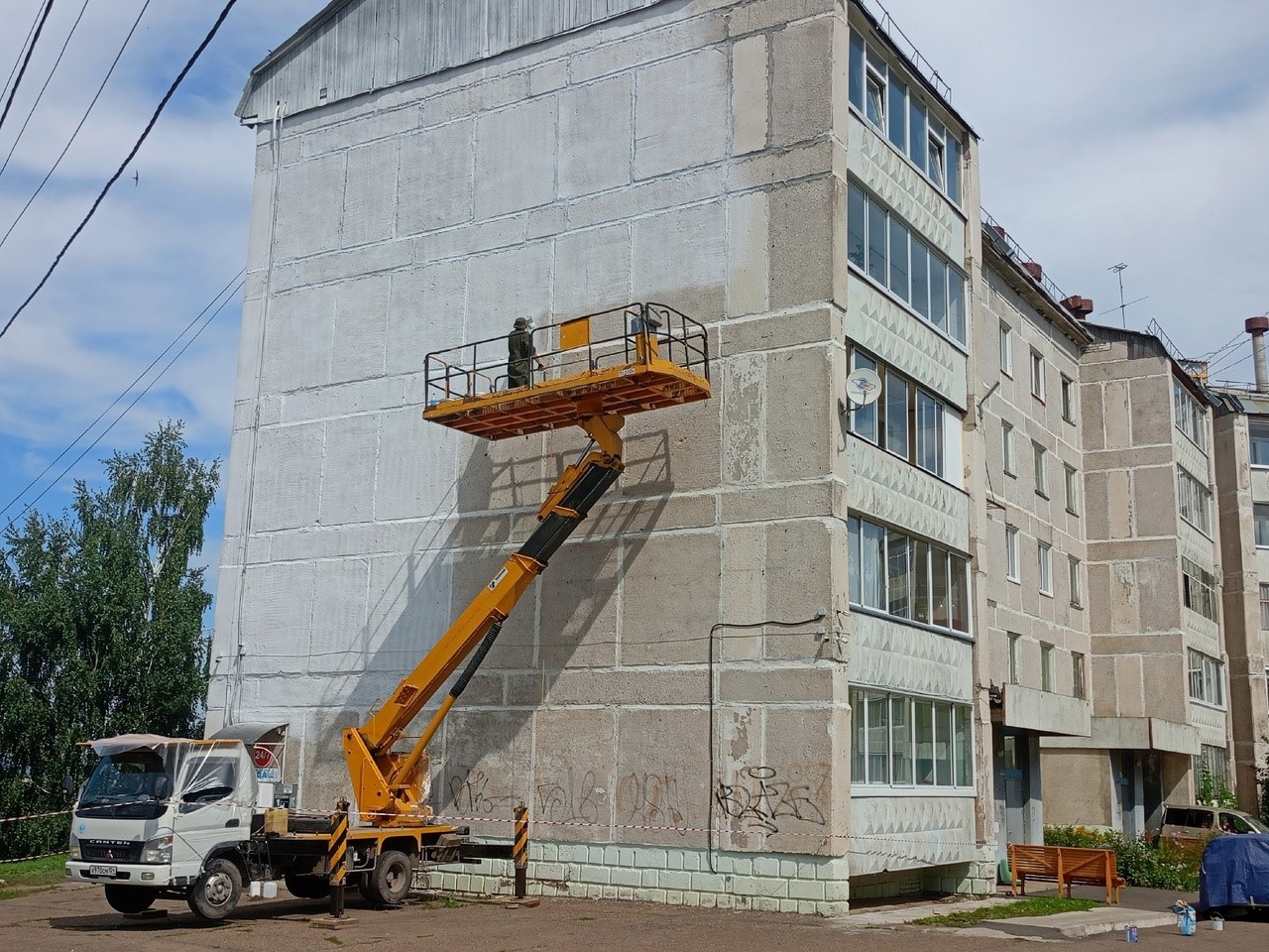 Мурал наносят на дом в Бородино