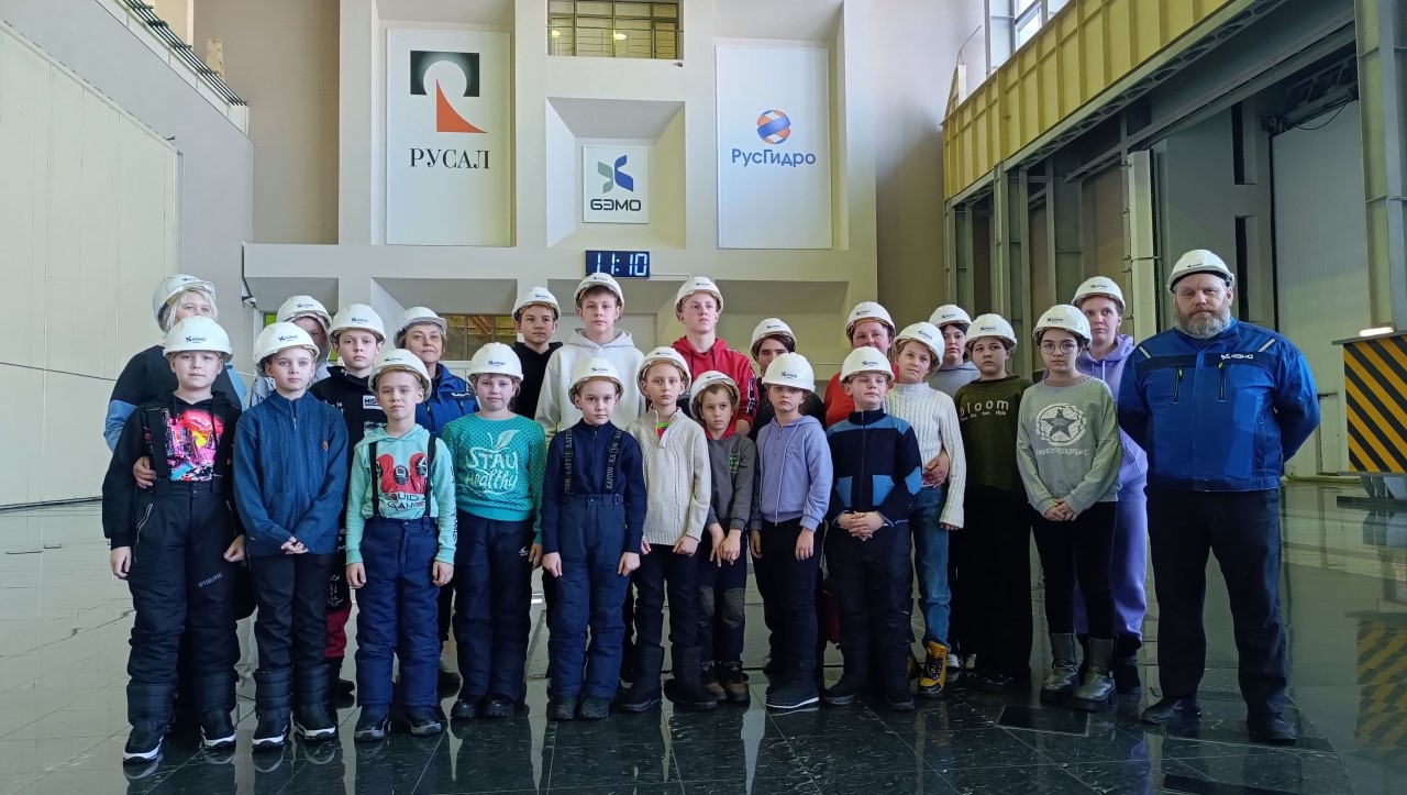 Школьники на Богучанской ГЭС