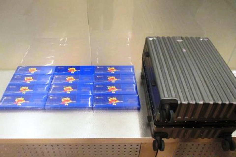 Иностранцу не дали ввезти в Красноярск 119 пачек сигарет