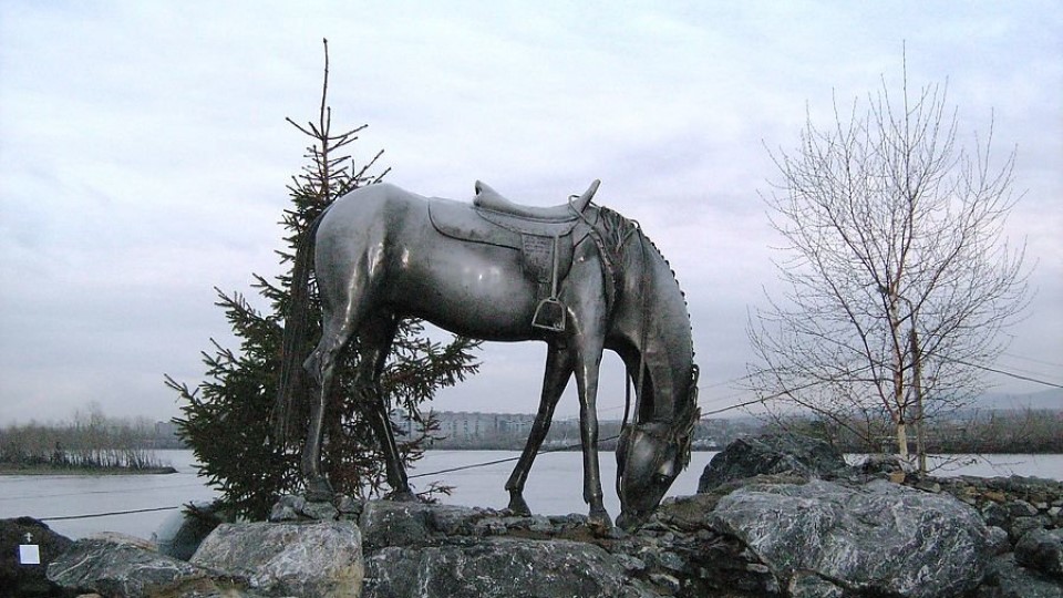 Скульптура Белая лошадь