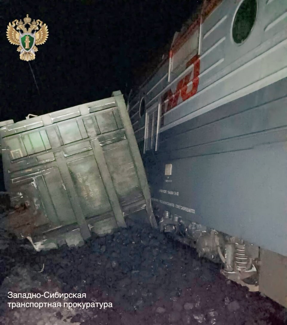 В Красноярском крае пассажирский поезд столкнулся с вагонами грузового