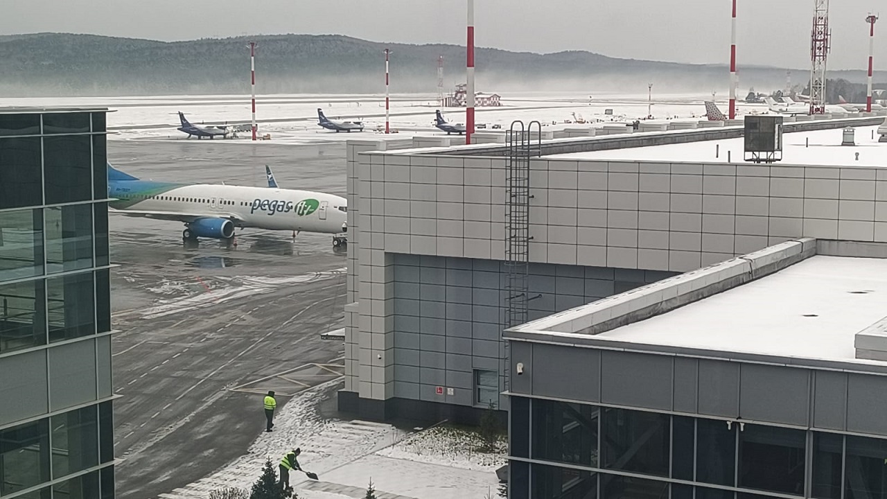 Самолеты в аэропорту зимой