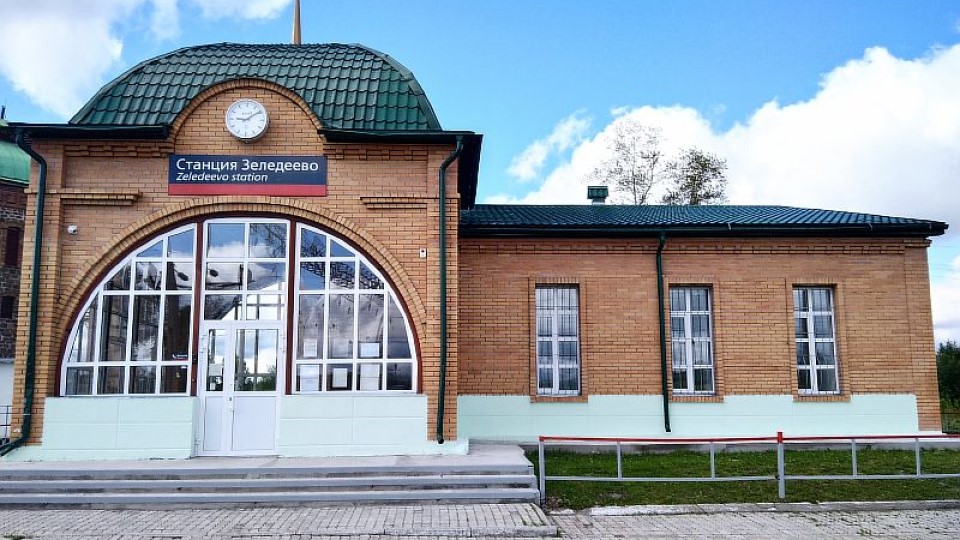 Движение приостановлено: на станции Зеледеево КрасЖД сошли с рельсов вагоны грузового поезда