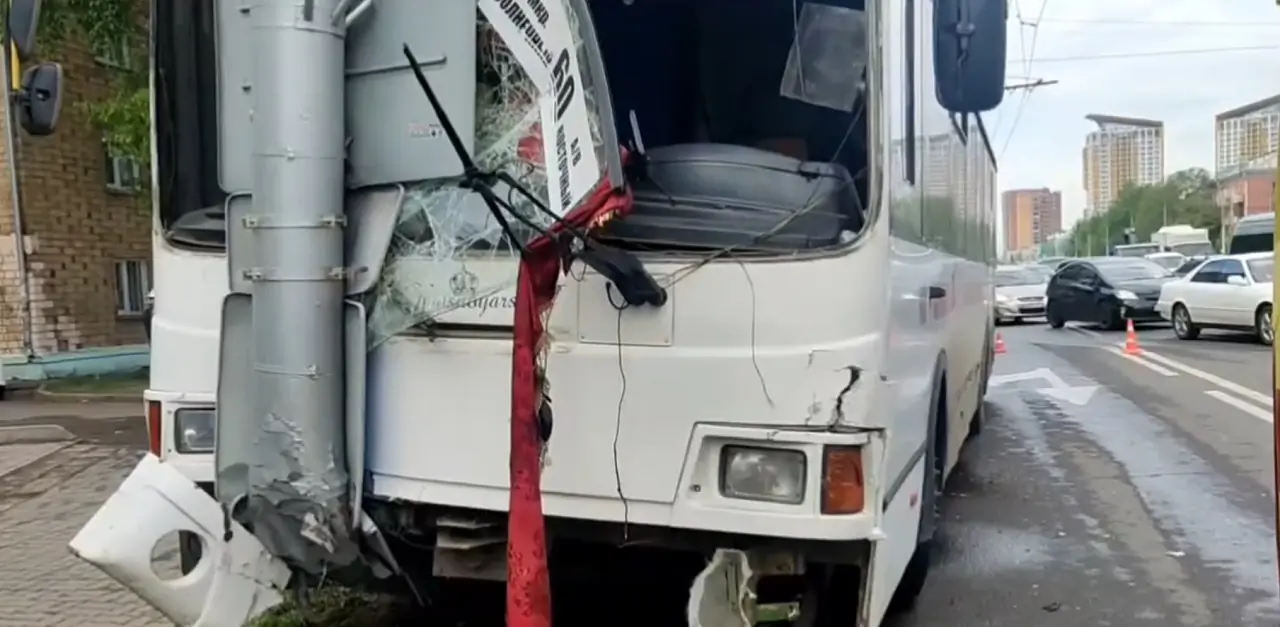 Маршрутка влетела в столб