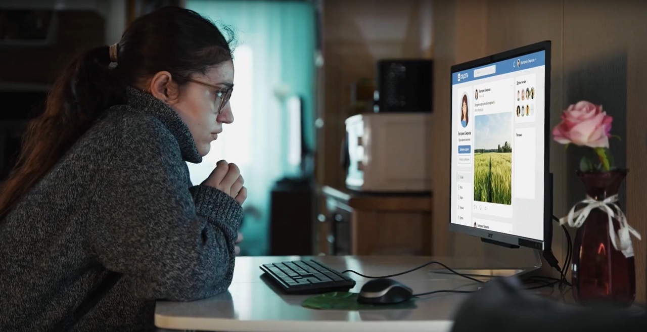 Девушка за компьютером