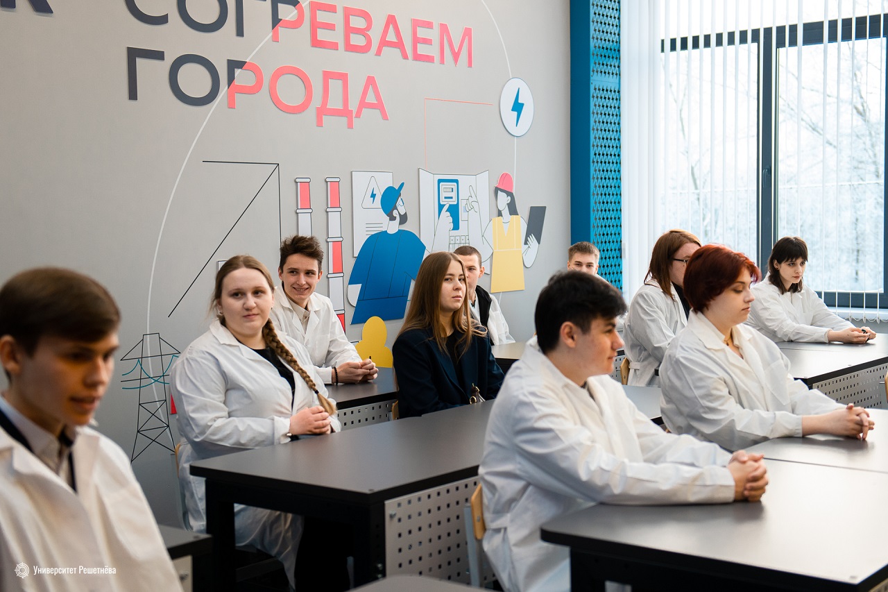 Новая лаборатория в аэрокосмическом колледже, студенты