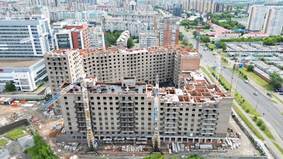 Дома строятся на Взлетке