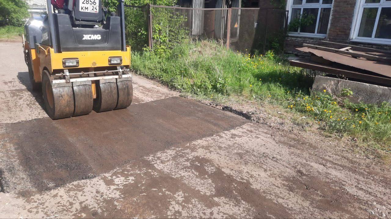 каток заделывает асфальт
