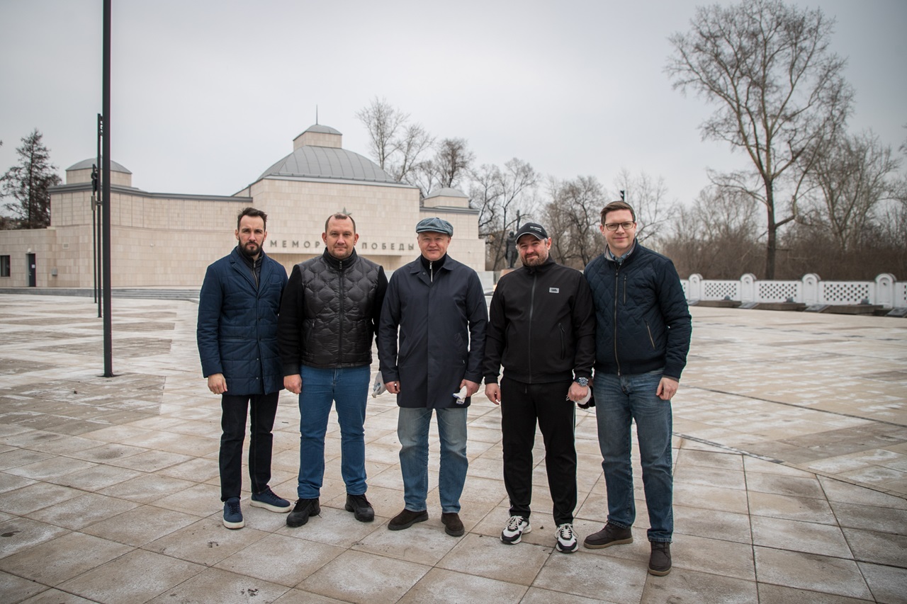 Участники экологической миссии на площади Победы