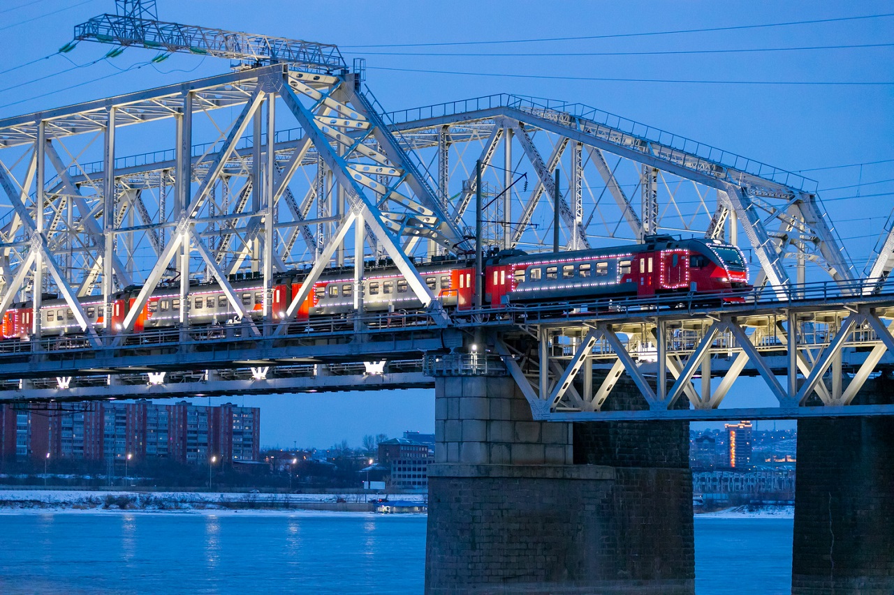 Новогодняя электричка на мосту