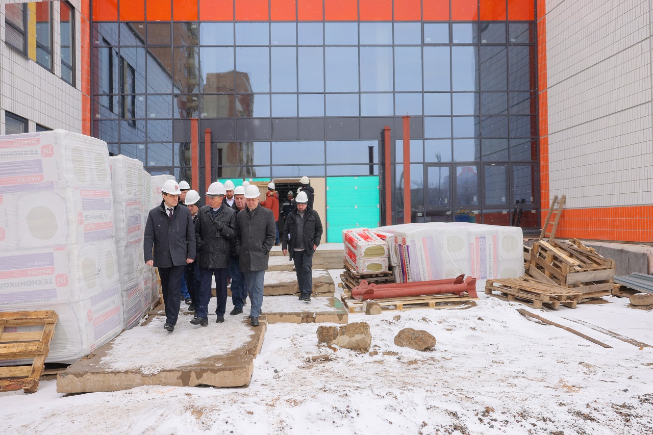 Михаил Котюков на стройплощадке школы