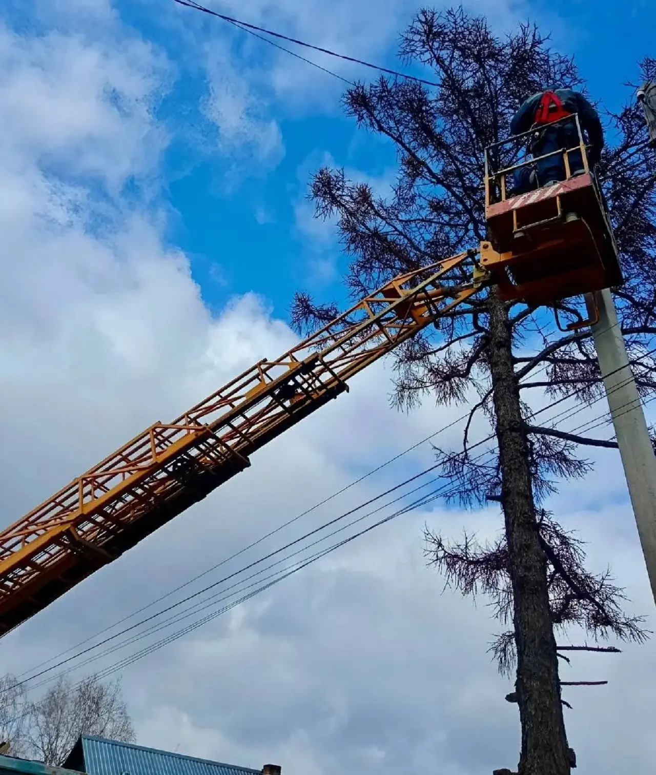 Работа энергетиков на опоре