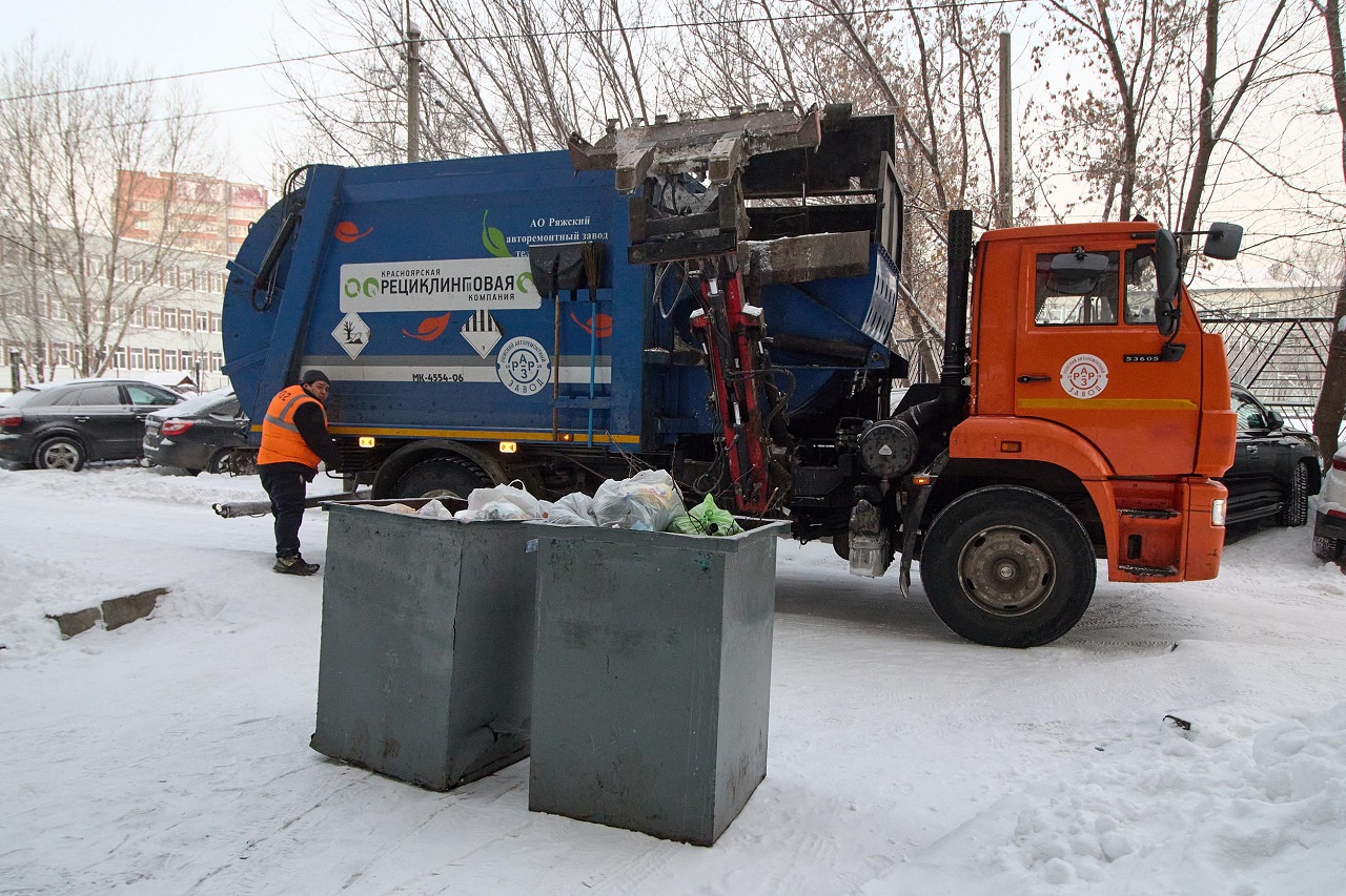 Мусоровоз в Красноярске зимой