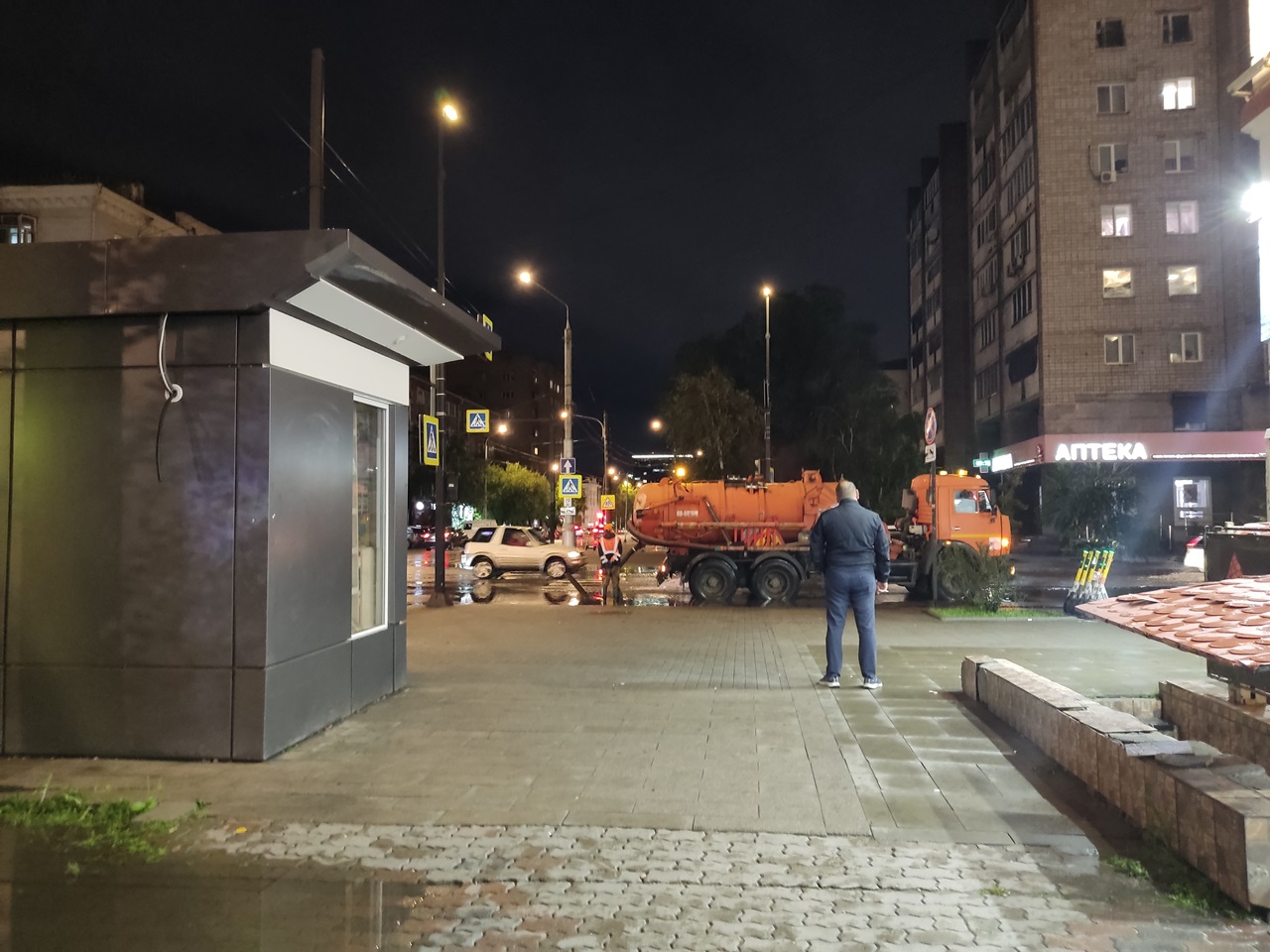 Бывший и.о. мэра наблюдает за откачкой воды после ливня