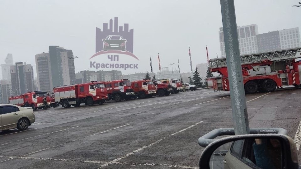 Пожарные машины у Планеты в Красноярске