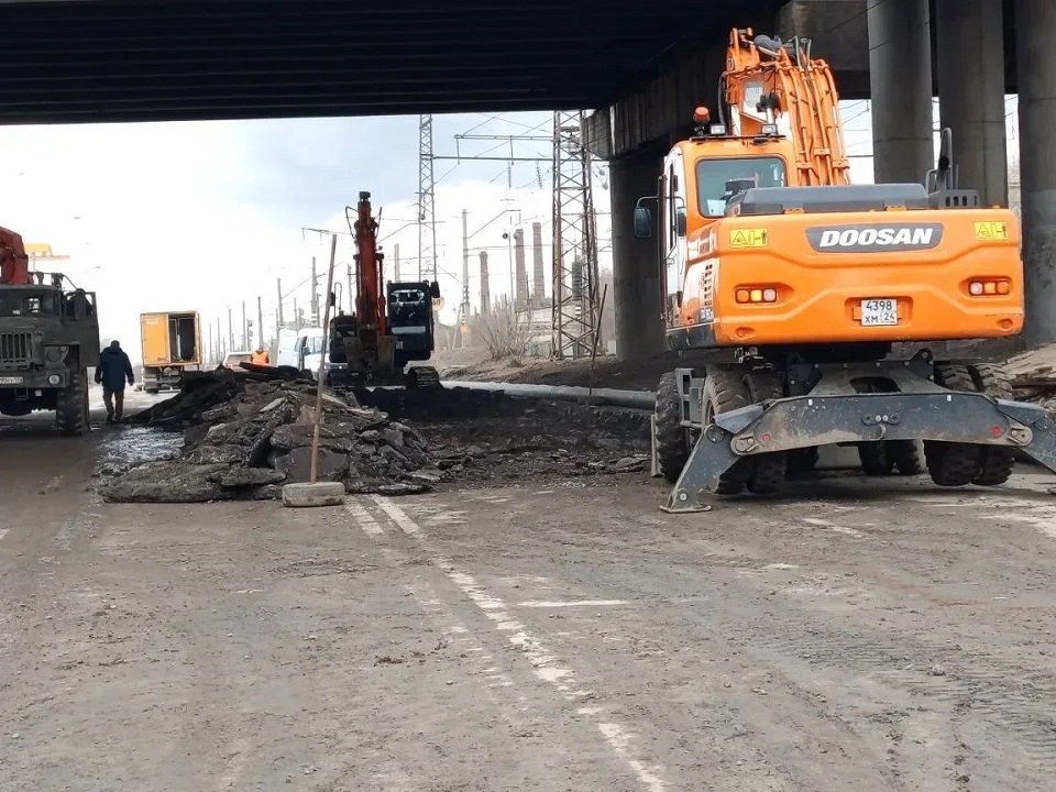 Ликвидация аварии на Семафорной идет круглые сутки