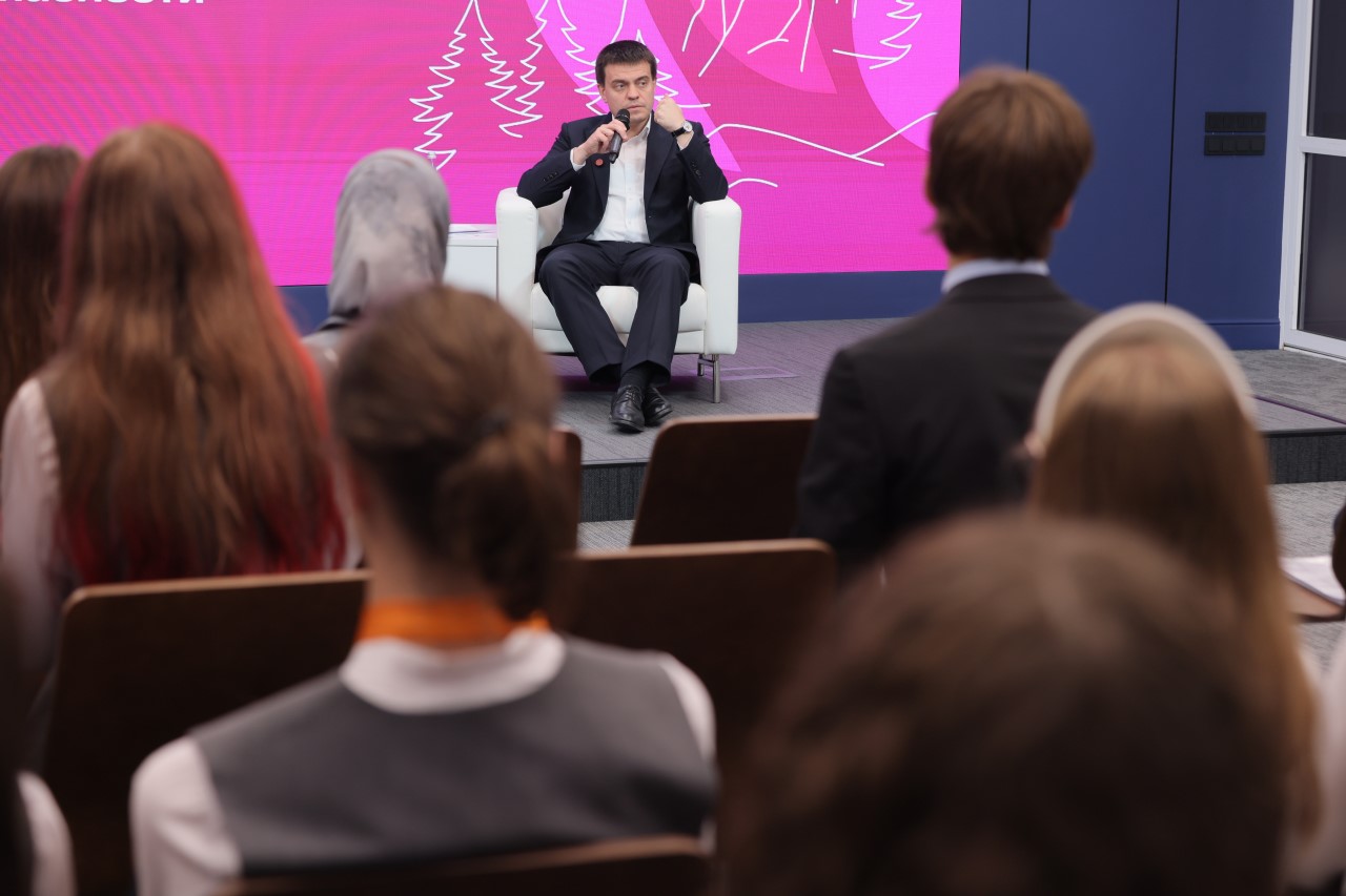 Михаил Котюков и участники олимпиады