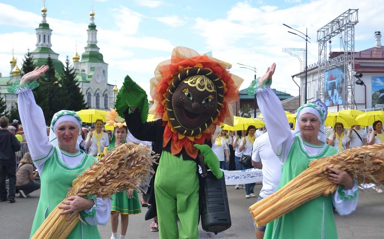 костюмированное шествие на День помидора