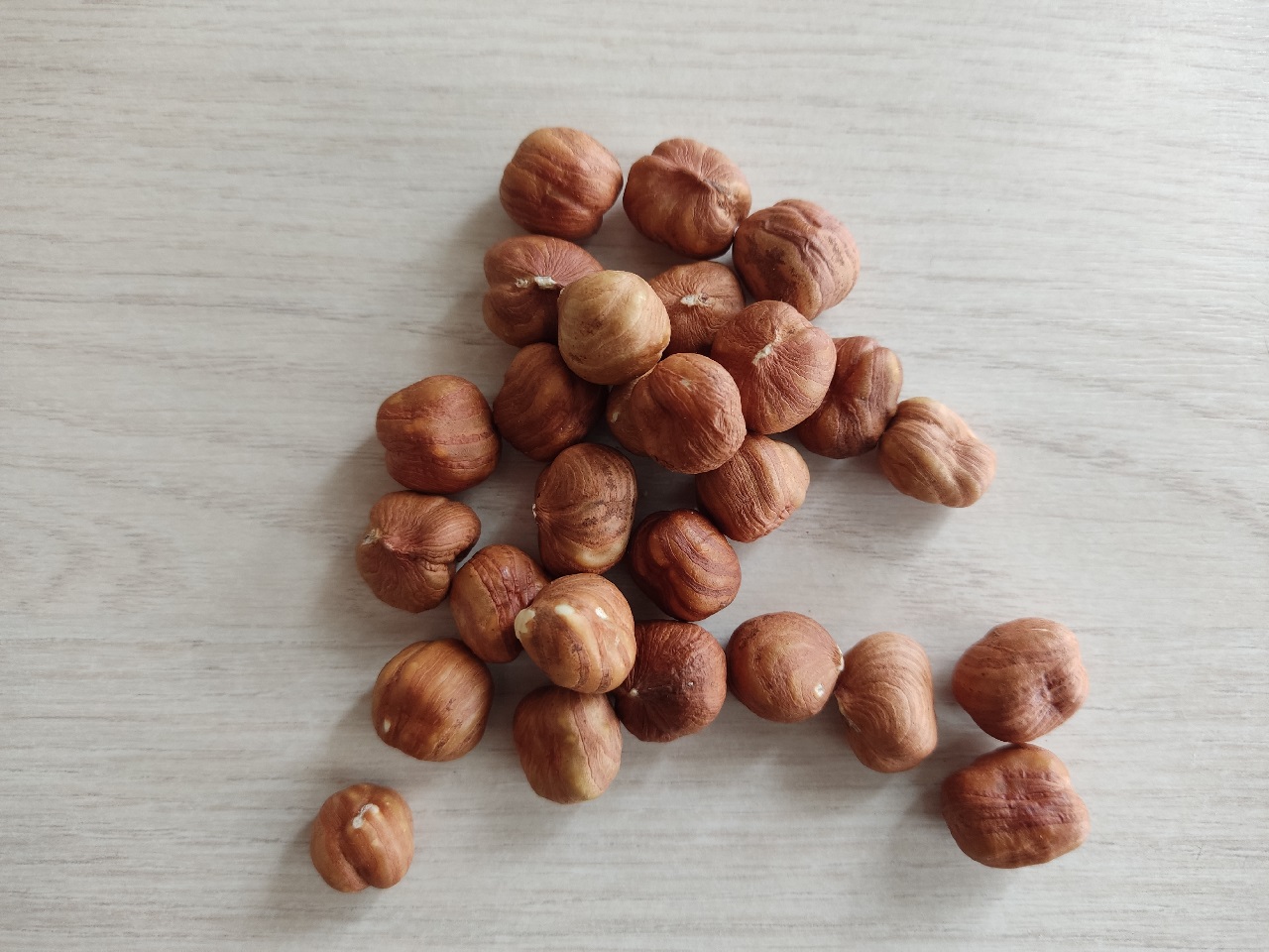 Фундук орехи на столе