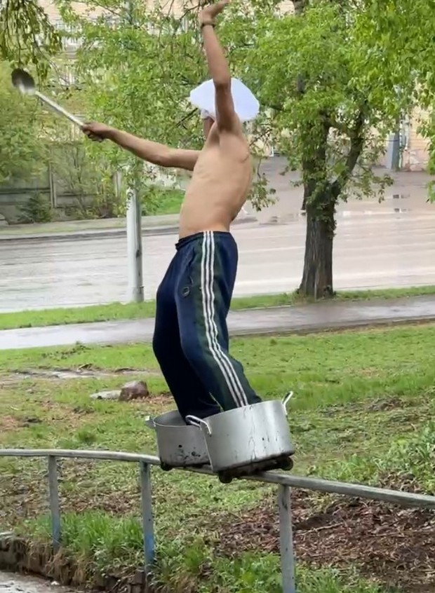 Красноярский роллер делает трюки на кастрюлях
