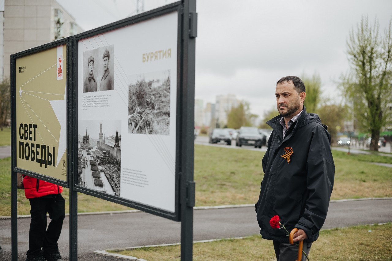 На Аллее энергетиков открыли фотовыставку к 80-летию Победы