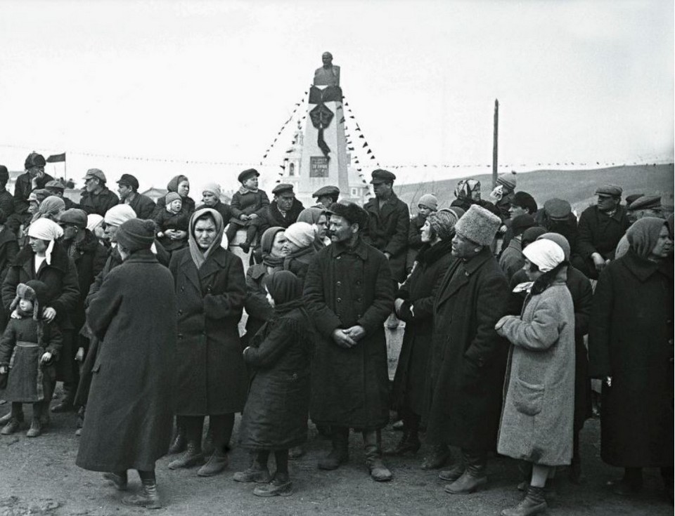 Красноярцы на митинге у памятника в 1930 году