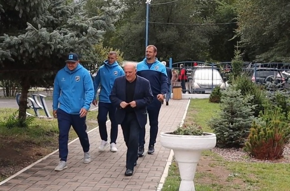 Главный тренер регбийной команды «Енисей-СТМ» Александр Первухин пришел на выборы с игроками