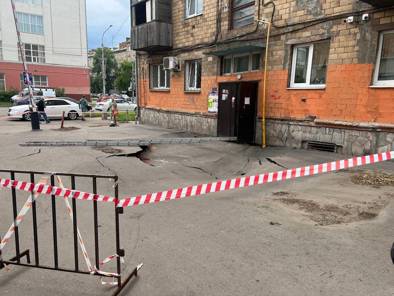 Провал у дома на Бограда в Красноярске