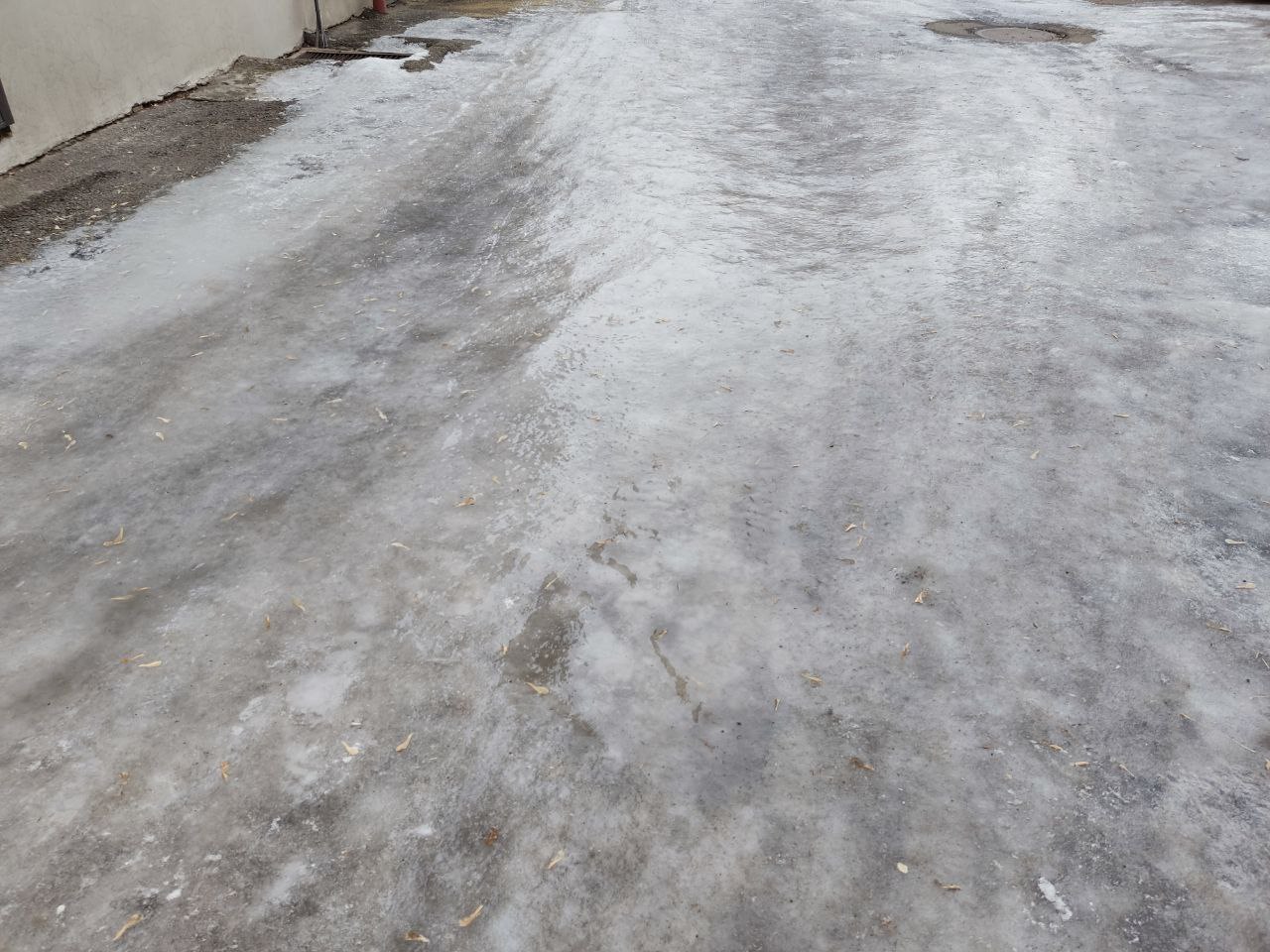 Сплошной лед во дворе на Ленина. Управляшка забыла о своих обязанностях