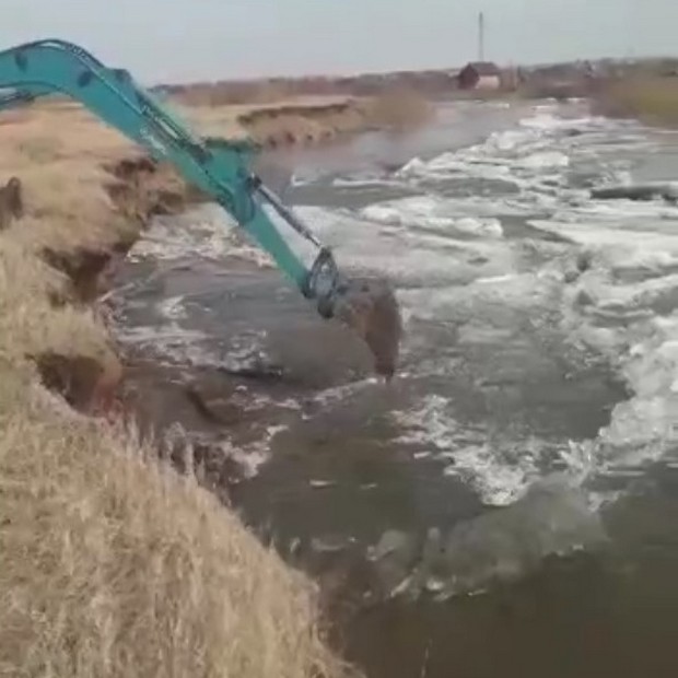 Лед разбивают экскаватором, чтобы вода уходила
