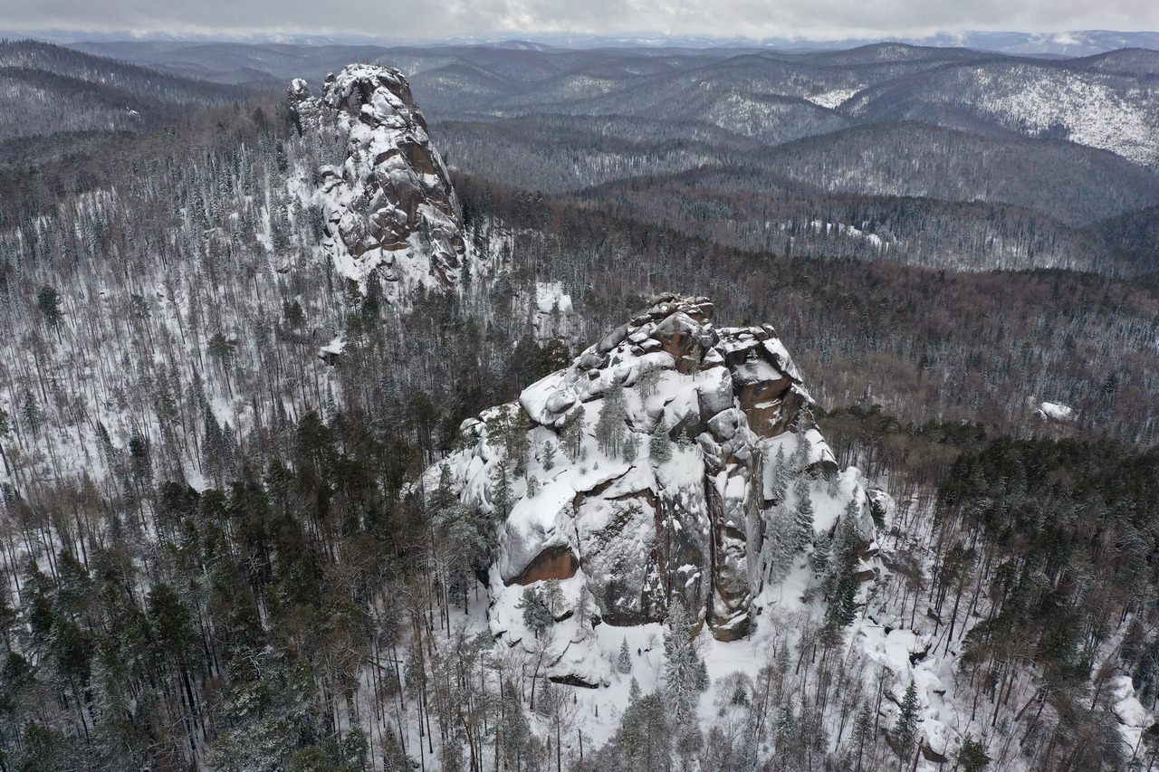 скала в нацпарке красноярские столбы зимой