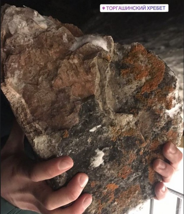 Огромный камень, упавший на Торгашинской лестнице